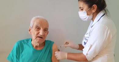 Seu Eduardo Elias, de 101 anos, sendo imunizado contra a Covid-19