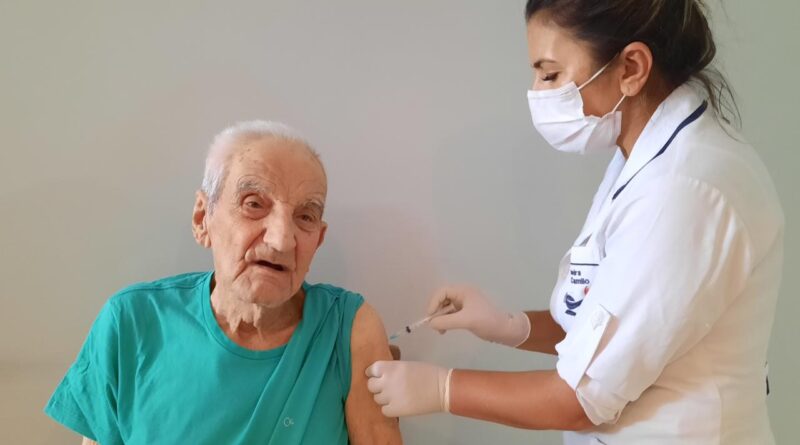 Seu Eduardo Elias, de 101 anos, sendo imunizado contra a Covid-19