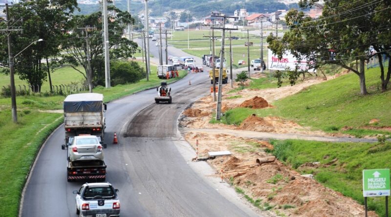 Trânsito flui em meia pista com sentidos alternados.