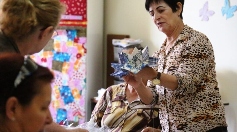 Centro do Idoso oferece aulas de artesanato para pessoas com mais de 60 anos