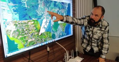 O gerente de topografia do município de Imbituba, Leonardo da Silva Teixeira, mostra o traçado que divide as duas cidades foi definido a partir da “Parte Sul da Ponta do Ouvidor até a Foz do Rio Chicão”