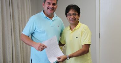 Presidente da Câmara de vereadores Renato Ladiada recebeu das mãos do Prefeito Rosenvaldo Jr, modelo do Projeto de Lei.
