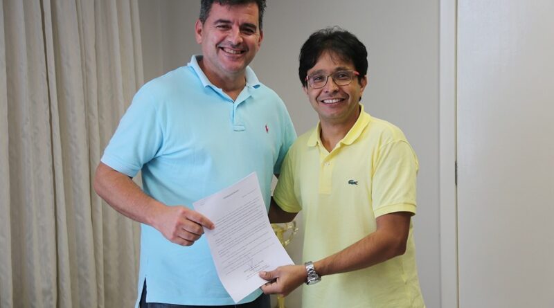 Presidente da Câmara de vereadores Renato Ladiada recebeu das mãos do Prefeito Rosenvaldo Jr, modelo do Projeto de Lei.