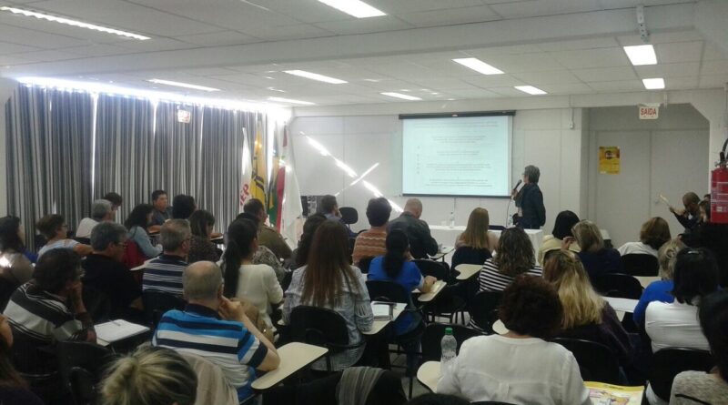 A conferência contou com a palestra da conferencista Luziele Tapajós.