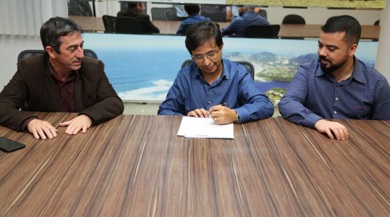 Roberto Rodrigues (Presidente da Câmara de Vereadores), Rosenvaldo da Silva Júnior (Prefeito) e Eduardo Faustina (Líder do governo no legislativo).