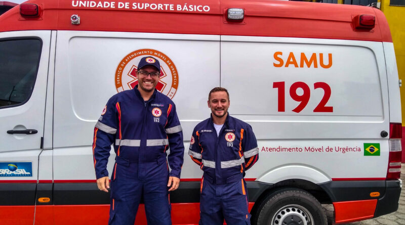 Na foto : O socorrista de Unidade de Suporte Básico, Bruno Marasca (E), e o técnico em enfermagem, Diego Silva Souza (D).