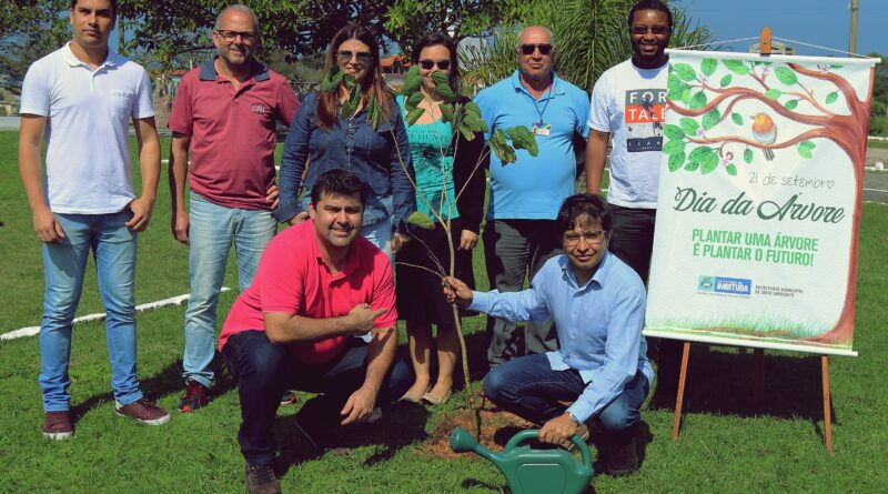 Prefeito de Imbituba planta árvore na Praça Henrique Lage