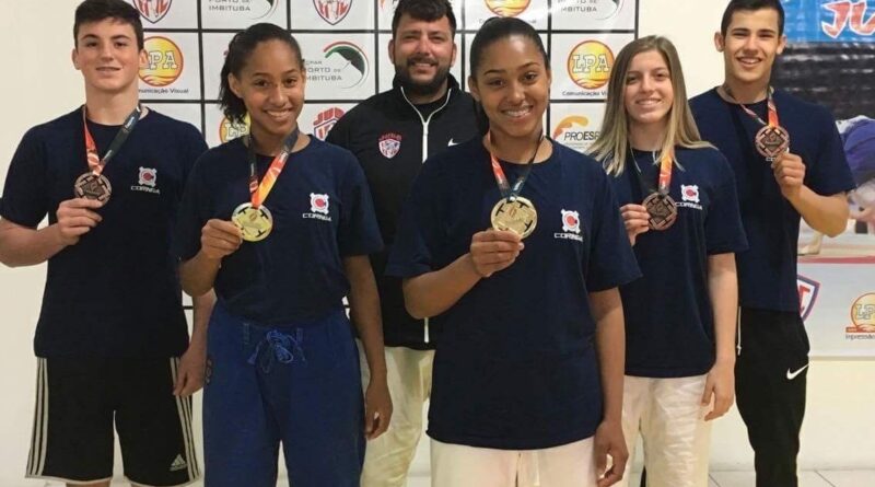 Grabrielly, atleta à esquerda da foto